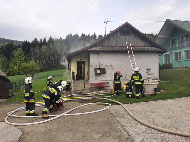 Tragiczny pożar w Ptaszkowej. Starsza kobieta została uwięziona w płonącym domu