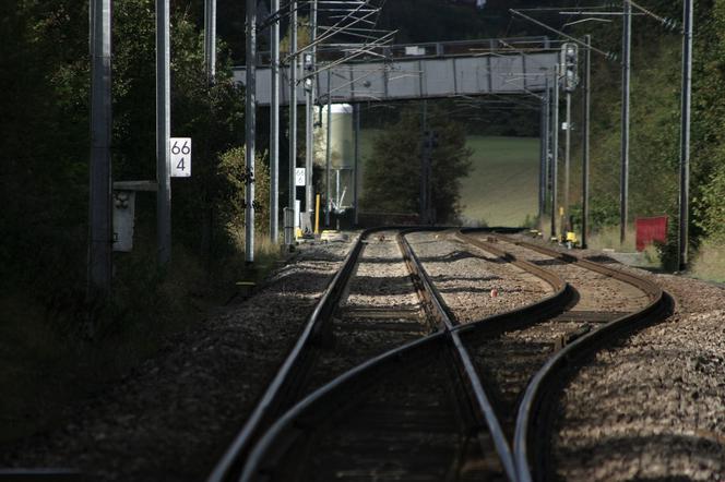 Makabra na torach! Nastolatek potrącony przez pociąg walczy o życie