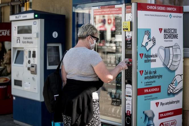 Kraków: Nie masz maseczki? WYSIADAJ! Policyjne ŁAPANKI w autobusach i tramwajach