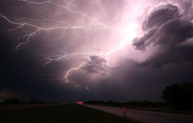 Pogodowy ARMAGEDON nad Polską. Burze i trąby powietrzne! NIEPOKOJĄCE PROGNOZY