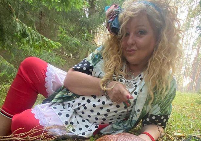 Gessler pokłada się na ściółce