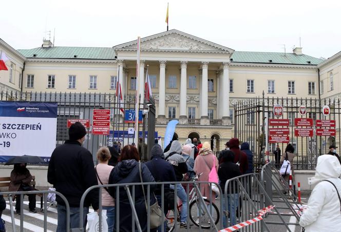 Szczepienia na pl.Bankowym w Warszawie