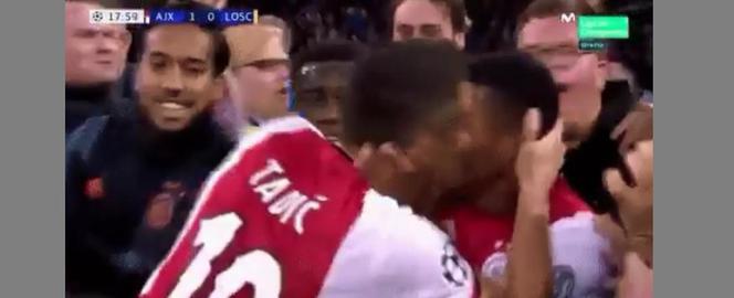 Dusan Tadić całuje Davida Neresa po golu dla Ajaksu Amsterdam