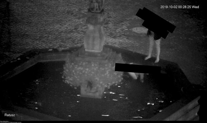 Cieszyn: Kąpiel w negliżu w fontannie na rynku