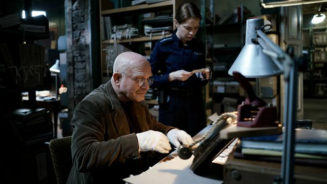 Archiwista odc. 1. Zuzanna Wasiluk (Paulina Gałązka), Henryk Mikos (Henryk Talar)