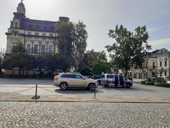Z nielegalnym parkingiem na płycie rynku cały czas walczy straż miejska