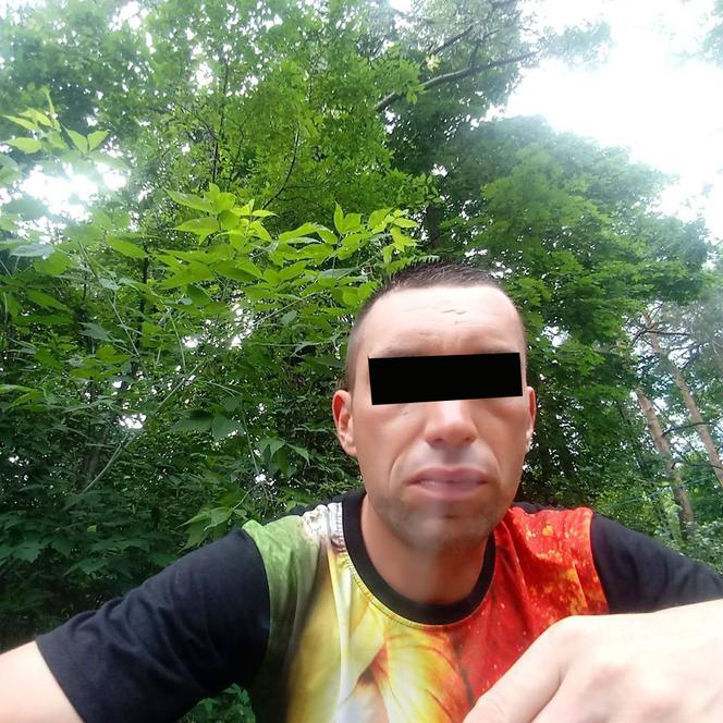 Popchnął ukochaną pod samochód?