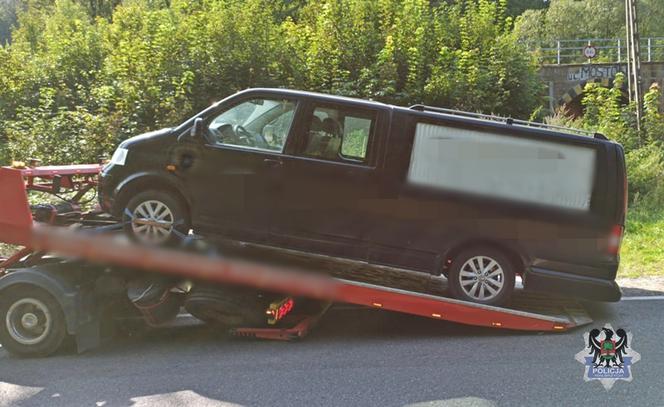 Pijany i naćpany kierowca karawanu pogrzebowego rzucił się na policjanta