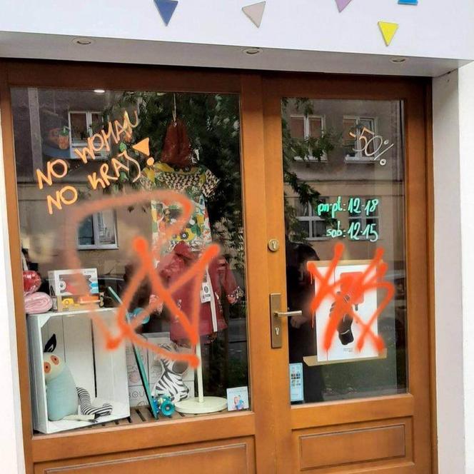 Nazistowskie symbole na placu, na Bielanach