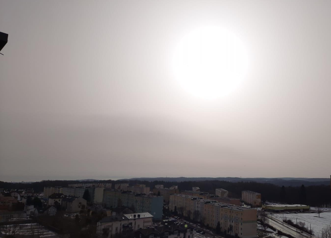 PYŁ SAHARYJSKI dotarł nad Polskę! Czym jest i jak wpływa na nasze zdrowie? Czego spodziewać się na niebie?