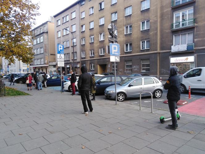 W kolejce po test na obecność koronawirusa trzeba czekać nawet kilka godzin