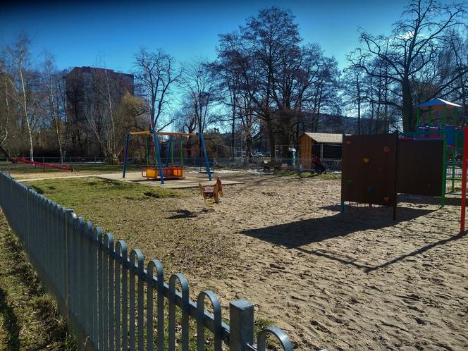 Prawie 400 ton piasku trafi na toruńskie place zabaw. Czeka je też gruntowny przegląd