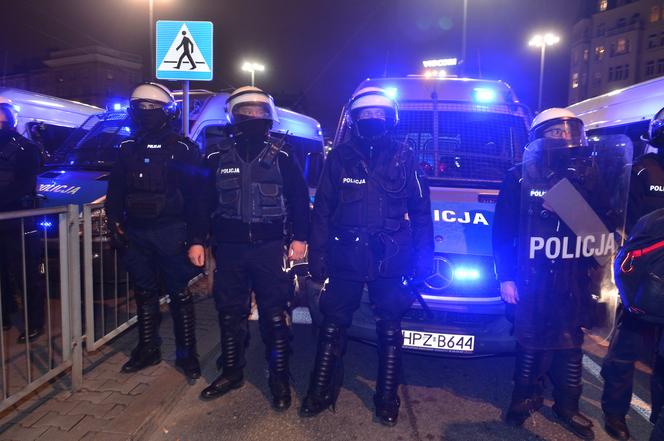 Protestowali przed sądem. Policja zrobiła nalot, kilka osób jest zatrzymanych