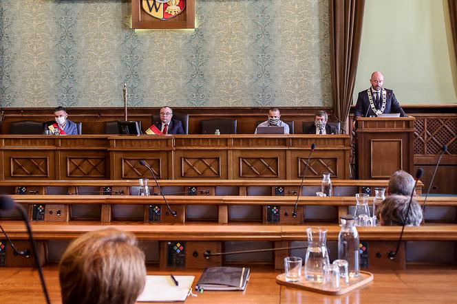 Radni PIS przeciwni wotum zaufania dla Jacka Sutryka! Wyniki absolutorium dla Prezydenta Wrocławia