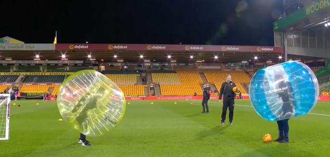 Carragher i Neville w bubble football