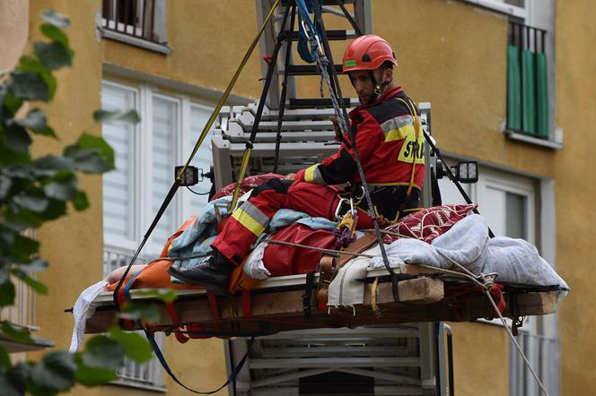Świnoujście: Wynoszenie z mieszkania otyłego mężczyzny
