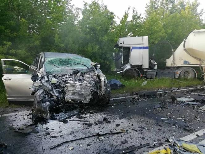 Tragedia o poranku! Cysterna ZMIAŻDŻYŁA hondę, nie żyje kierowca z Końskich!