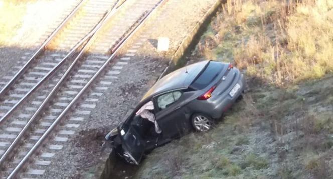 Toruń: GROZA niedaleko ronda. Auto spadło z wysokiej skarpy!