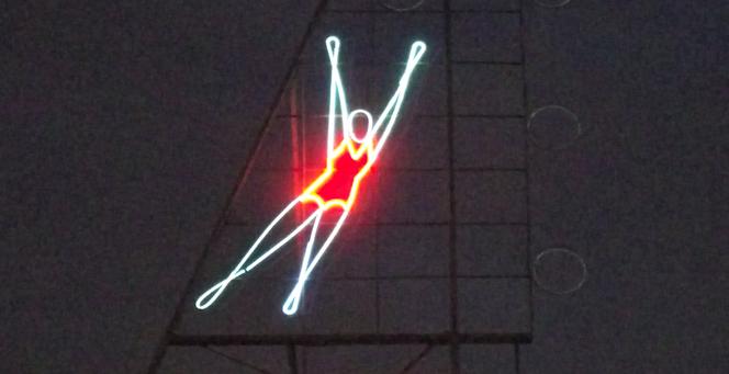 Błyskawica na neonie wywołała burzę. Jak symbol Strajku Kobiet znalazł się na siatkarce?
