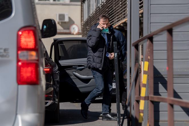 Zbigniew Ziobro w maseczce chirurgicznej przyjechał do siedziby PiS