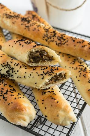 Szwedzkie pierogi - paluszki drożdzowe wypełnione farszem pieczarkowym