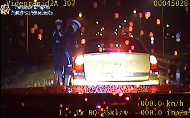 Policjanci eskortowali nieprzytomną nastolatkę