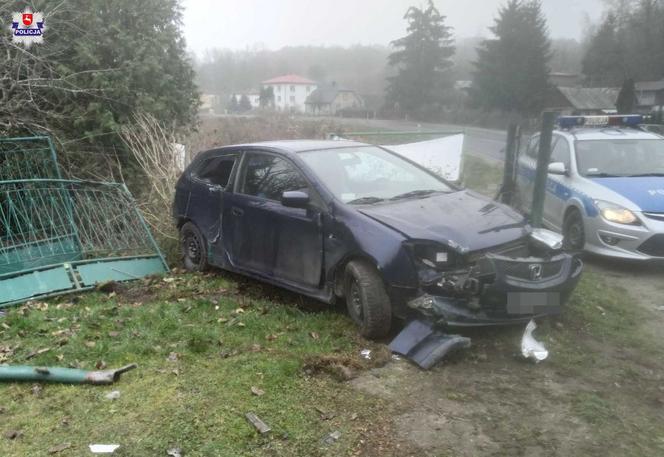 24-latka rozbiła Hondę Civic na ogrodzeniu w Wąwolnicy