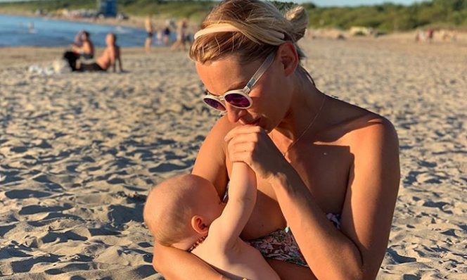 Joanna Moro karmi piersią na plaży