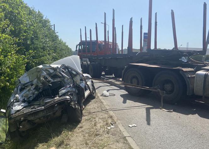 Koszmarny wypadek w Górze. Kierowca TIR-a zmiótł z drogi osobówkę