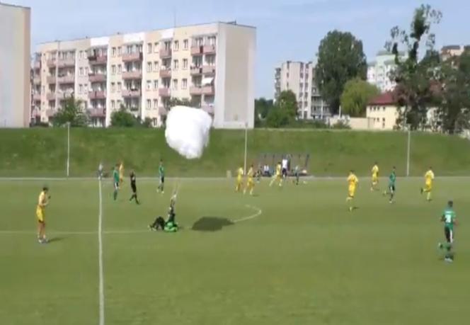 Awaryjne lądowanie na stadionie