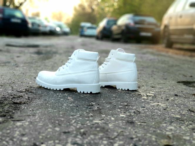 Białe buty na ulicach Warszawy