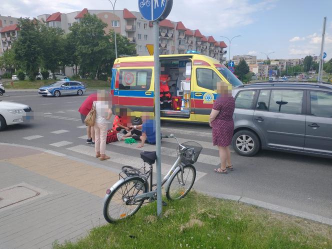 Potrącenie rowerzystki w Łomży. Kobieta jechała ścieżką rowerową