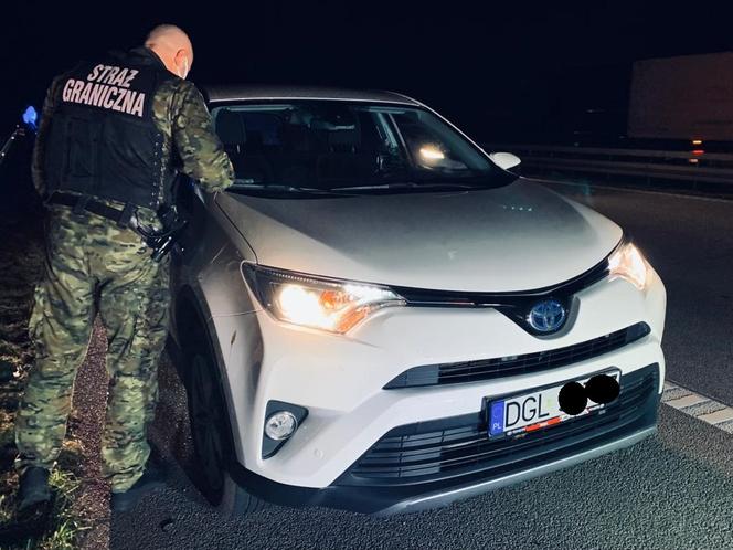 Skradzione w Niemczech i odzyskane w Polsce. Funkcjonariusze straży granicznej odzyskali japońskie SUV-y