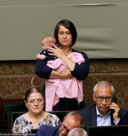Siarkowska z dzieckiem w sejmie