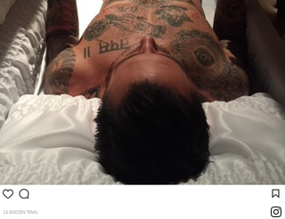 Adam Levine w trumnie. Szokujące sceny w nowym teledysku Maroon 5