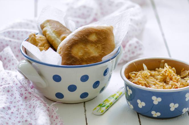 Pierożki drożdżowe ze świeżymi grzybami i kiszoną kapustą: przepis