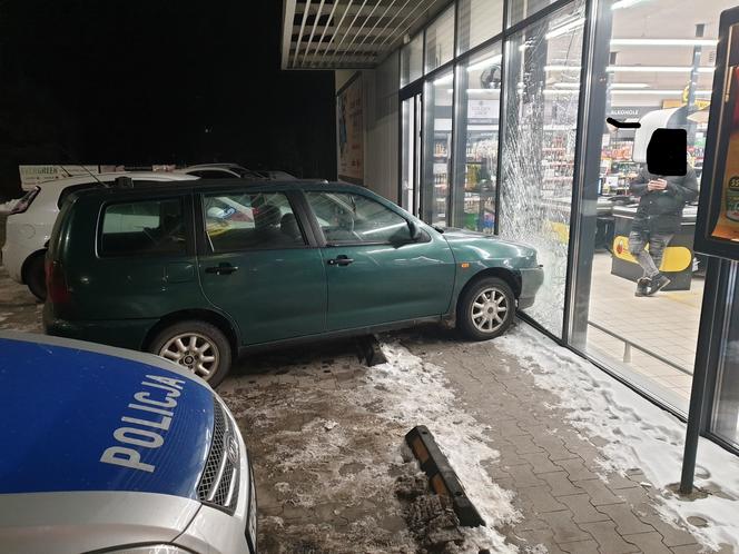 Chciał zrobić zakupy bez wysiadania z auta! Z impetem wjechał w szybę marketu
