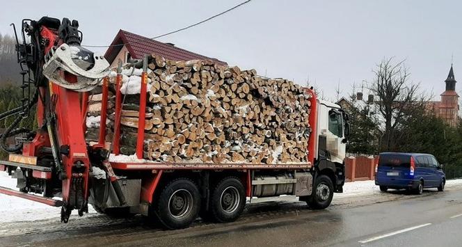 To mogło skończyć się katastrofą. Niewłaściwy transport drewna zatrzymany