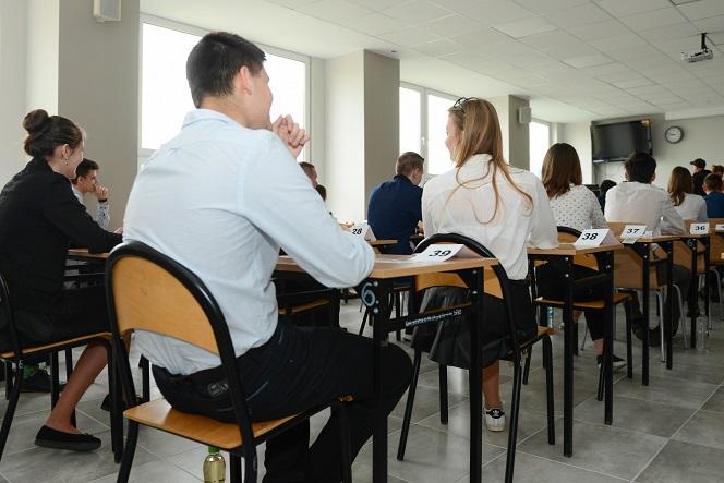 Egzamin Ósmoklasisty - dodatkowe przedmioty wprowadzone o rok później? Minister KOMENTUJE!