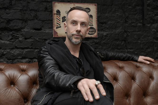 Nergal na kwarantannie ogląda PORNO. Dodał zdjęcie z łóżka