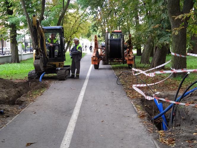 Mimo obecności ekipy remontowej i prowadzonych prac, mieszkańcy wciąż korzystają z remontowanej alejki w parku