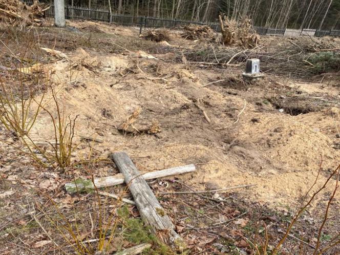 Zniszczone nagrobki na cmentarzu w Nowej Wsi Ełckiej