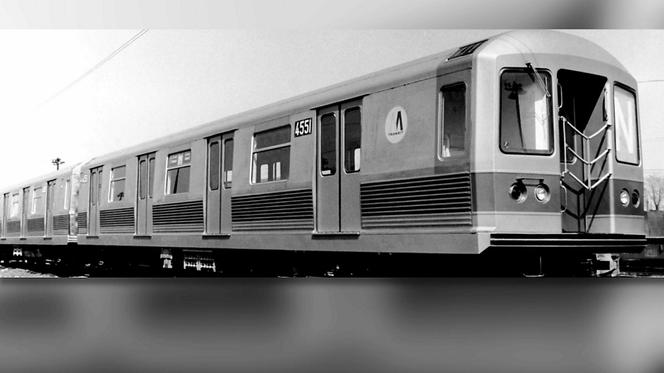 Metro z wagonami R-42 zjechało z torów
