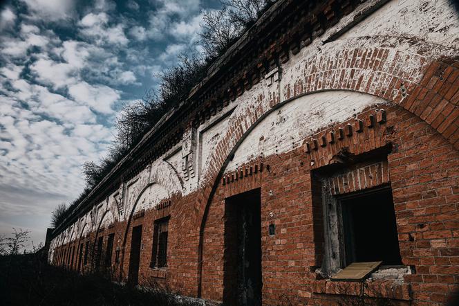 Strachówko. Na przejażdżce poczuli dziwny zapach. Znaleźli mężczyznę z głową oddzieloną od ciała!