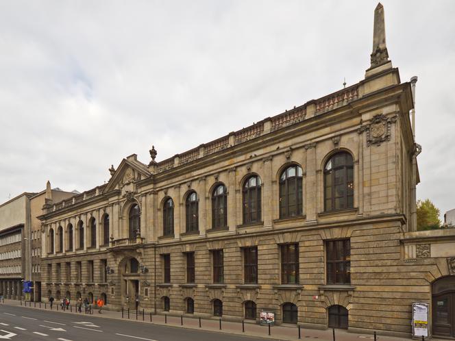 Biblioteka oferuje przestrzeń do nauki, miłą atmosferę oraz dodatkowe bonusy np. kawę