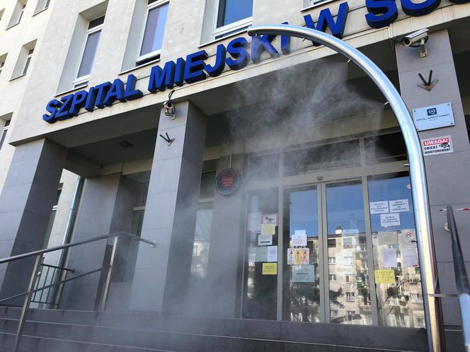 Kurtyna dezynfekująca przed Sosnowieckim Szpitalem Miejskim