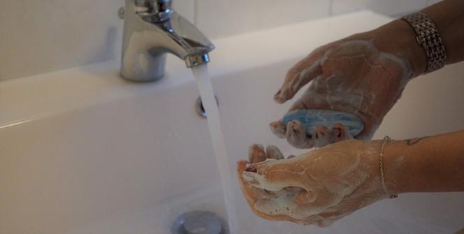 Koronawirus. Prosty przepis na domowy płyn dezynfekujący