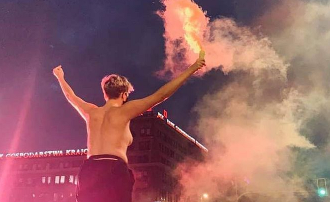 Aktorka z serialu Polsatu ROZEBRAŁA SIĘ na proteście. Tłum OSZALAŁ