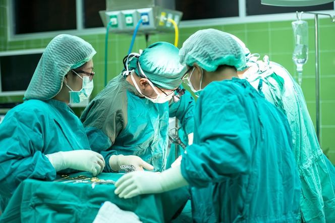 Tychy: Stan chłopca zranionego przez matkę jest fatalny. Miał PODERŻNIĘTE gardło!