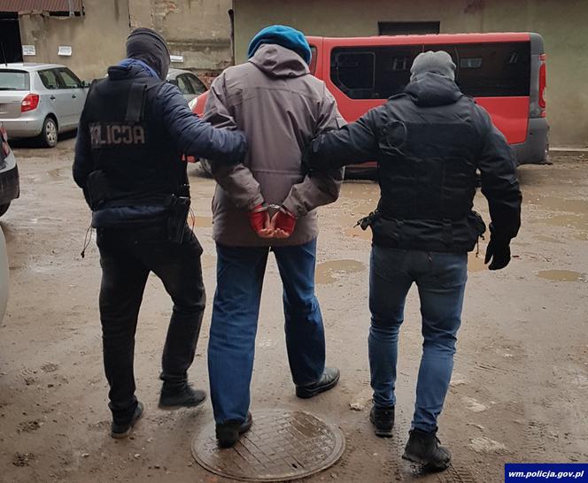 Miał przy sobie pornografię dziecięcą. Został zatrzymany